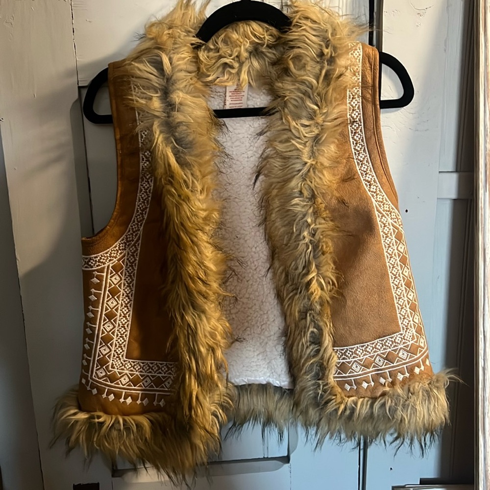 Flying Tomato fur trim vest size small